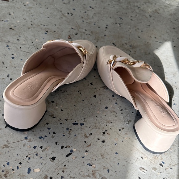 Elegant Nude Mules with Gold and Cream Chain - Picture 5 of 6